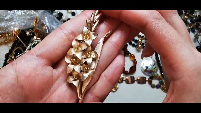 55. Распаковка 2 кг бижутерии. Часть 1 смотреть онлайн