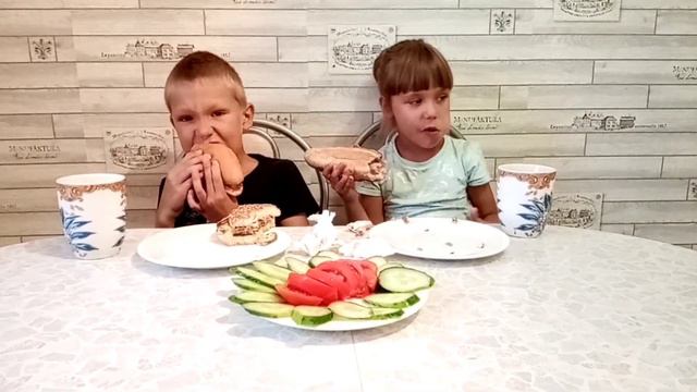 Кто быстрее съест хот-дог и бургер?! 🍔🌭СЕМЬЯ Лопатиных💕 смотреть онлайн