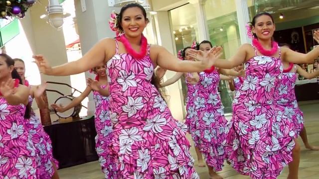 Traditional Hawaiian Hula Dance at Aloha Tower - LookIntoHawaii.com смотреть онлайн