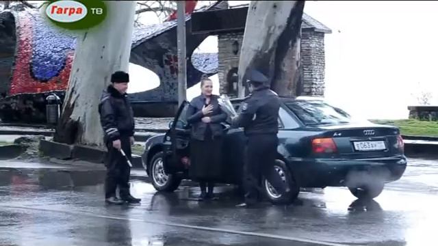 В Гагре сотрудники ГАИ поздравили женщин с Днем 8 марта смотреть онлайн