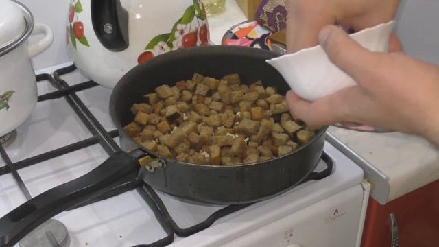 Самые вкусные сырно-чесночные сухарики к пиву! смотреть онлайн