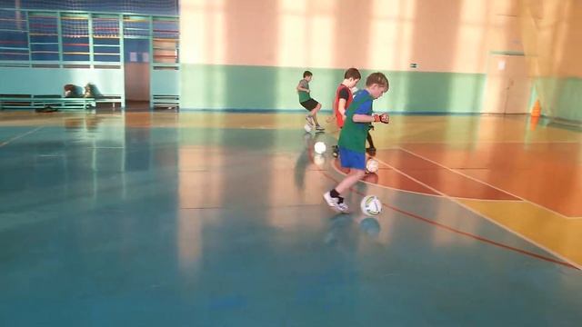 Видеофрагмент занятия в футбольной секции. Тренер Мартышкин В.В. смотреть онлайн