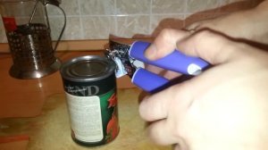 Как открыть банку консервные ножом с колесиком