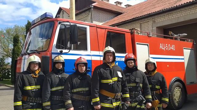 Можно драться за тряпочки, а можно идти в огонь, и спасти братика. Пожалуйста выживи, ты наш герой смотреть онлайн