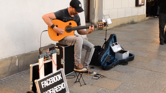 УЛИЧНЫЙ МУЗЫКАНТ, КРАКОВ ПОЛЬША ► Звуки Гитары На Улице смотреть онлайн