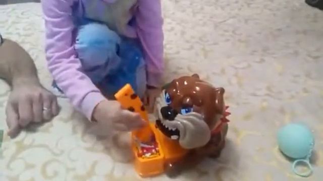 Ксюша и игрушка "Злая собака" смотреть онлайн