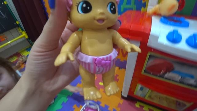 Пупс Грейси Кира распаковывает лялю/Gracie Kira's fats unpacks Lyalya смотреть онлайн