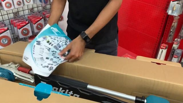 Unbox & Review DUN500W Makita Cordless Pole Hedge Trimmer 18V смотреть онлайн
