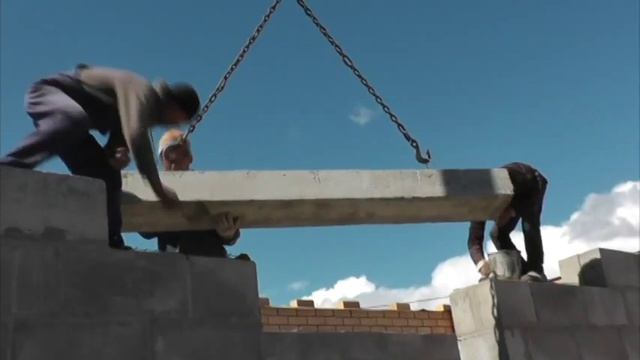 Строительство дома. Часть 5-я. Укладка перемычек и плит перекрытий. смотреть онлайн