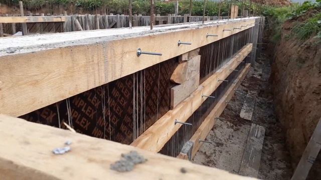 Опалубка фундамента из фанеры. Установка и крепление. смотреть онлайн