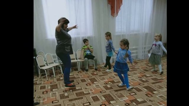 Разучивание музыкально ритмических движений на музкальном занятии в группах Росинка, Радуга, Вете смотреть онлайн