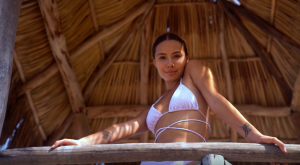 КРАСОТКА в БИКИНИ хочет СВЕРХУ!.mp4