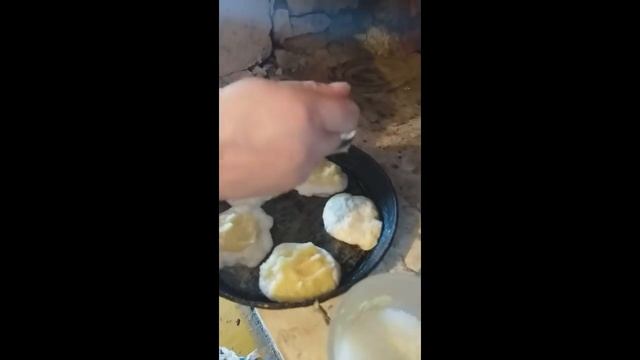 Готовим пироги в русской печке. / We prepare pies in the Russian oven for Easter. смотреть онлайн