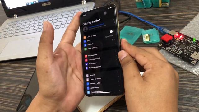 Liberación iPhone XS Max iOS 13.5 mediante R-Sim funciona al 100% смотреть онлайн