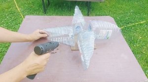 Ветряк из пятилитровых пластиковых бутылок для отпугивания птиц и кротов Самоделка своими руками