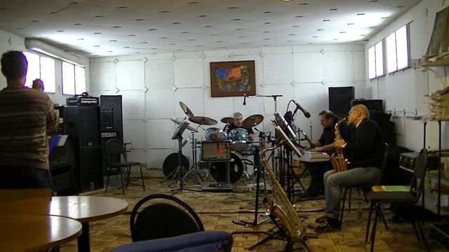 "Yesterdays" (J.Kern), "Softly as in a Morning Sunrise"(Jam session) смотреть онлайн