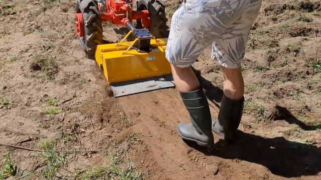 Работа Мотоблока МТЗ 0,9н двигатель Honda. Фреза по песчаной почве смотреть онлайн