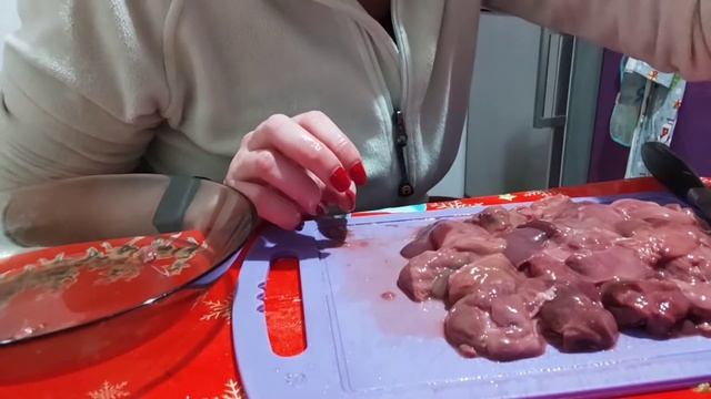 Печень куриная с маринованными огурцами. Рецепт придумываю на ходу. смотреть онлайн