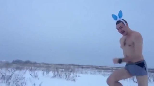 Мужик в трусах бежит по снегу смотреть онлайн