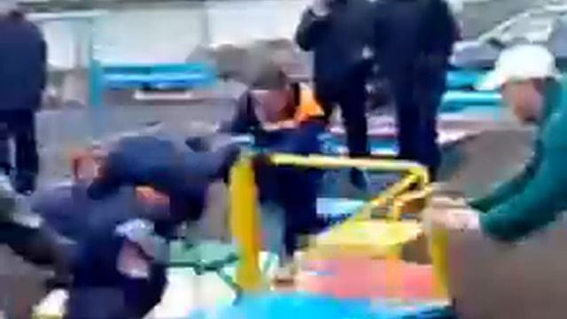 Самые смешные ржачные приколы (43) Взрослые мужики ЖГУТ! Веселые качели!Смешной прикол 2013! смотреть онлайн