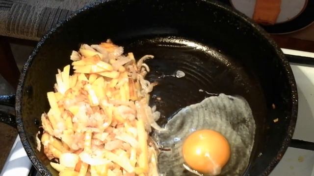Жаренная картошка с яйцом.Вкусный завтрак смотреть онлайн