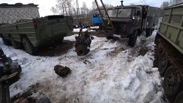 Устанавливаю Ураловский V8 в ЗилоКран в одиночку. смотреть онлайн