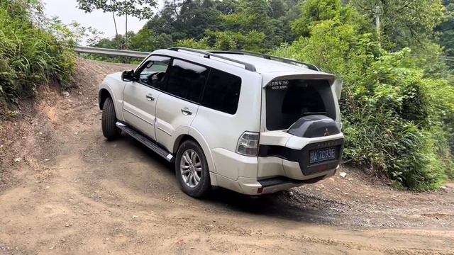 高手開頂級帕杰羅越野，現場教學如何使用差速鎖，蘭德酷路澤表現出色！#帕傑羅#豐田#蘭德酷路澤#越野#car