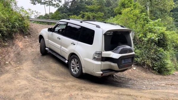 高手開頂級帕杰羅越野,現場教學如何使用差速鎖,蘭德酷路澤表現出色!#帕傑羅#豐田#蘭德酷路澤#越野#car