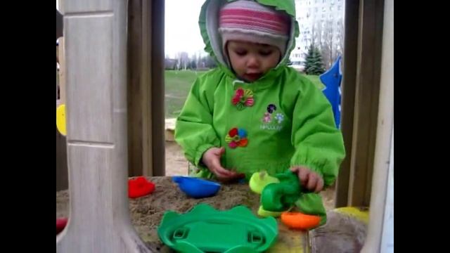 Прогулка с детками Игры в песочнице смотреть онлайн
