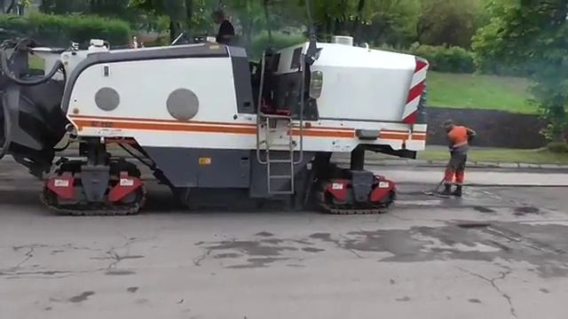 На улице Бурхана ведутся дорожные ремонтные работы смотреть онлайн