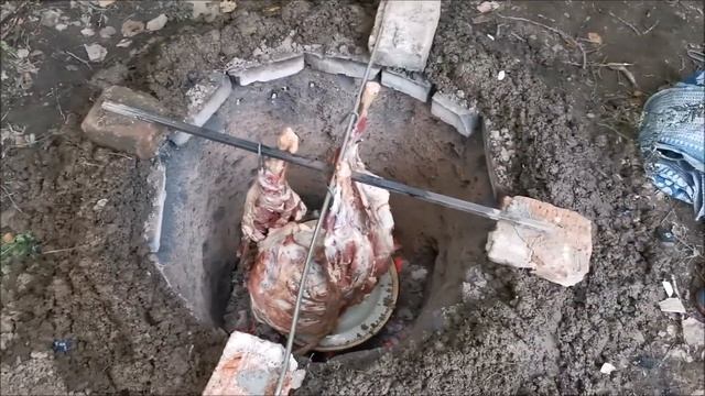 БАРАН В ЗЕМЛЯНОМ ТАНДЫРЕ ГОТОВИТ ПРОФЕССИОНАЛ смотреть онлайн