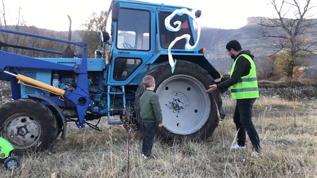У папы на тракторе спустило колесо. Дамир приехал ему на помощь. смотреть онлайн