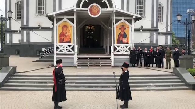 Перед собором Александра Невского  сегодня проходит общевойсковой молебен.