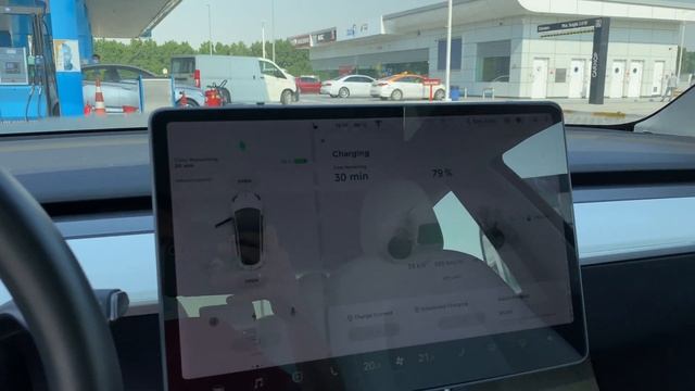 Tesla M3 ! Как же это заряжать электричку в Дубае!!! смотреть онлайн