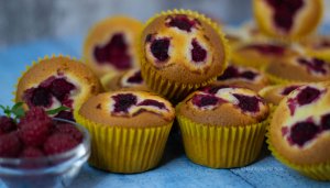 Любишь малину?  У меня есть для вас отличный рецепт ВКУСНЕЙШИХ КЕКСОВ