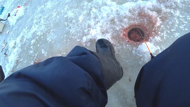 Зимняя рыбалка в Новгороде с друзьями. смотреть онлайн