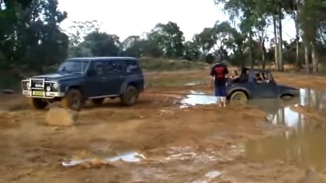 Nissan Patrol rescuing Suzuki Sierra from killer puddle смотреть онлайн