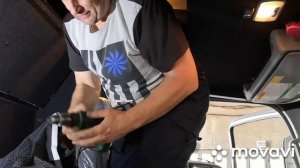 Вешаю шторки в грузовик.