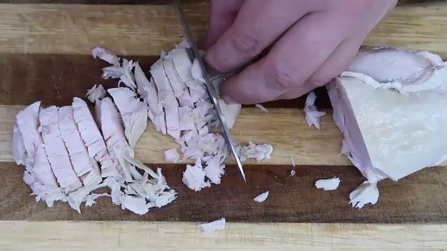 Салат куриный с грибами и огурцами. Готовится просто, съедается быстро смотреть онлайн