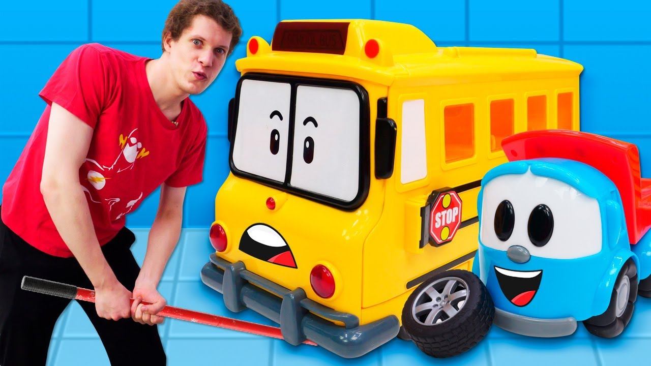 Автомастерская Левы чинит автобус после аварии! Мультики про машинки для малышей Веселая Школа смотреть онлайн