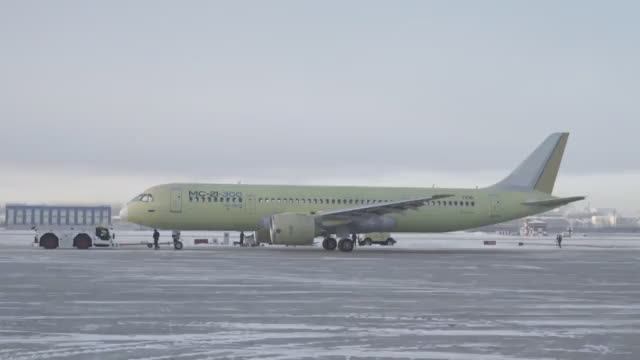 МС-21-300 с крылом из российских композитов выполнил первый полет смотреть онлайн