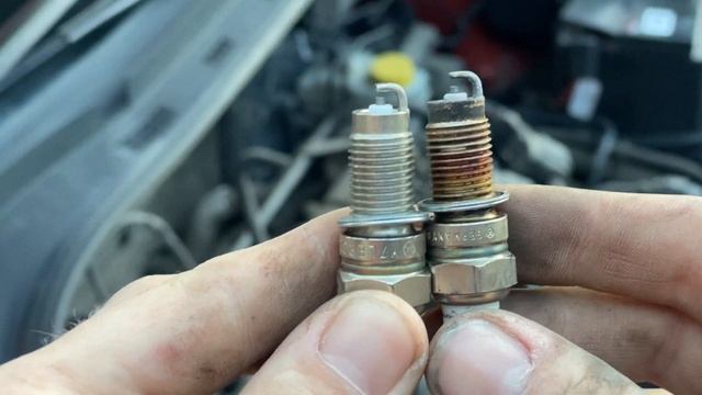 Skoda Rapid 1.6 MPI. Меняем свечи зажигания. смотреть онлайн