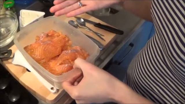Французский тост с лососем, свежим шпинатом и яйцом пашет. смотреть онлайн