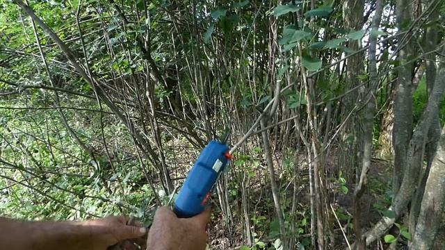 Секатор на аккумуляторной батарее. смотреть онлайн