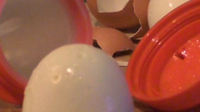 We're boiling eggs in Egglettes. Is it worth it? смотреть онлайн