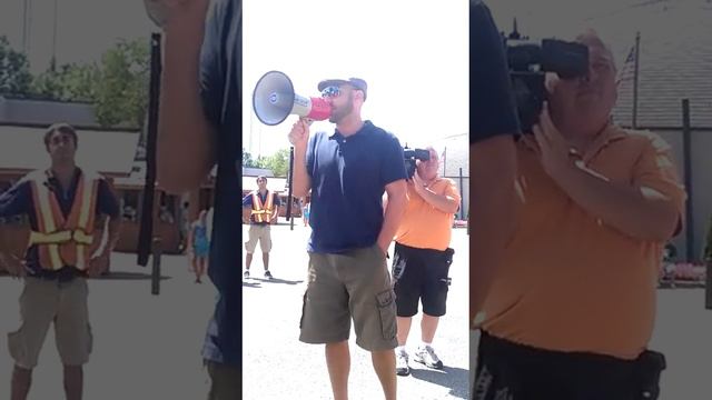 Phil Demers at marineland demonstration смотреть онлайн