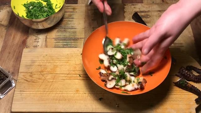 Постный салат из осминожек и овощей ? #stayathome #cookwithme смотреть онлайн