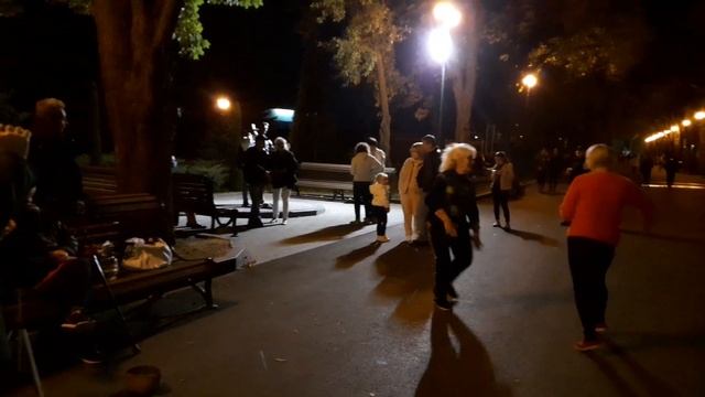 КОХАНА!???/ ТАНЦЫ В САДУ ШЕВЧЕНКО ХАРЬКОВ ОКТЯБРЬ 2020 смотреть онлайн