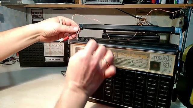 Транзисторные радиоприемники VEF-232 и Гиала-404 USSR old tranzistor radio VEF-232 & GIALA-404 смотреть онлайн