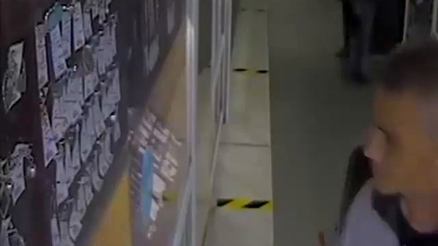 В Ангарске мужчина внаглую украл золотую цепочку